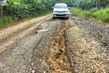 Jalan rusak  menuju "Negeri di Atas Awan" Temiangan Hill