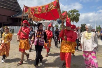 Ketum Dharma Pertiwi dan delegasi MNEK 2023 kunjungi istana Balla Lompoa
