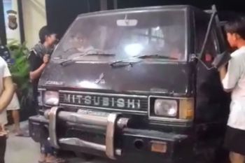 Panik dikejar warga, mobil pencuri sapi tabrak truk di Jalan Raya Kuta Loteng