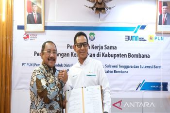 Masyarakat di Pulau Kabaena Bombana menikmati listrik PLN 24 jam