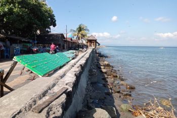 Pemkot Mataram memasang tanggul bermetode Ban Insang antisipasi abrasi