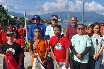 ASN Pemkot Manado bersih-bersih pantai peringati hari lingkungan hidup