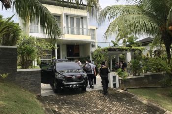 Dua polisi kawal KPK geledah rumah eks Kepala Bea Cukai Makassar di Batam