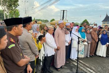 Lantunan azan Bupati Pasbar tandai keberangkatan calon haji ke Mekkah