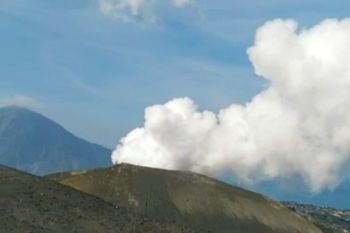 Gunung Anak Krakatau erupsi, lontarkan abu vulkanik setinggi 500 meter