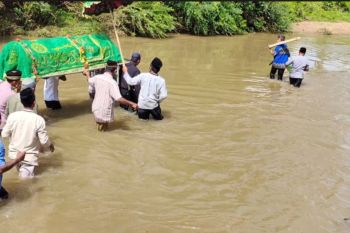 Warga di Pesisir Barat seberangi sungai bawa jenazah karena tak punya jembatan