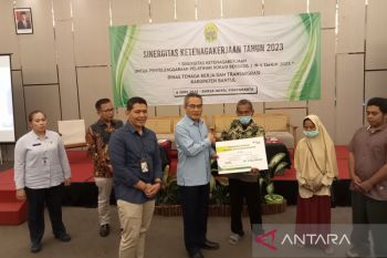 Tiga pekerja padat karya Bantul mendapatkan santunan BPJS Ketenagakerjaan