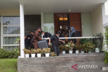 Foto-foto penggeledahan rumah Andhi Pramono di Batam