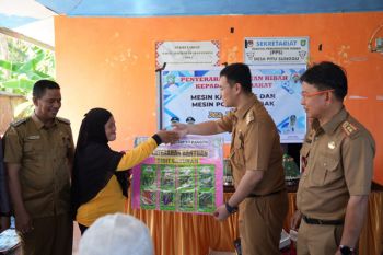 Bupati Pangkep serahkan bantuan kepada nelayan di Desa Pitusunggu