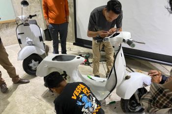 PLN mendorong UMKM Makassar bisnis konversi kendaraan BBM ke listrik