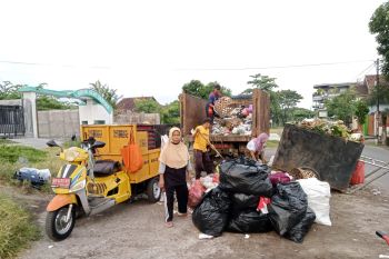Pemkot Mataram beli truk "compactor" pengangkut sampah Rp1,6 miliar