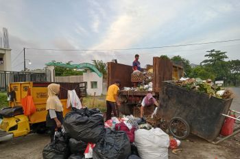 Keberadaan truk "compactor" percepat tangani sampah di Mataram