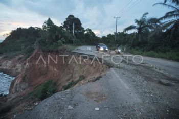 Abrasi di jalan penghubung Bengkulu-Sumbar