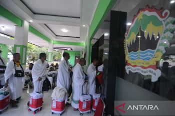 Jamaah calon haji kenakan pakaian ihram di embarkasi