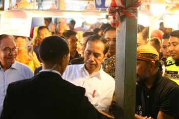 Teriakan "I love you, Pak Jokowi" pun terdengar di Pasar Chow Kit-Kuala Lumpur