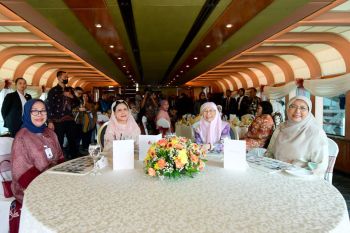 Kelilingi Danau Putrajaya, Ibu Negara Iriana dan istri PM Malaysia