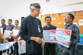 Ganjar serahkan bantuan keuangan lintas sektor Rp94,6 M di Kendal