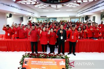 Salam metal Megawati bersama kader tutup Rakernas PDIP