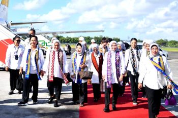 Ibu Negara dan OASE KIM tiba di Bandara Ngurah Rai hadiri Parade Perempuan Berkebaya Bali
