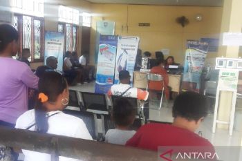 Disdukcapil Biak melayani pergantian kartu keluarga untuk sekolah
