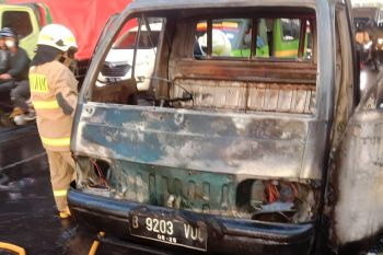 Sebuah mobil terbakar akibat arus pendek di Jakarta