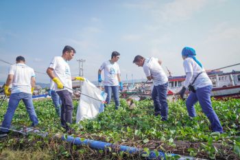 Pertamina bersih pantai di Pulau Pasaran
