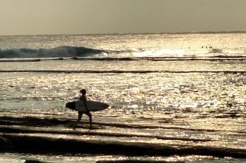 Para peserta WSL mulai mencoba sensasi ombak di lokasi Krui Pro 2023