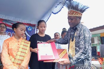 Sekolah Adat Negeri Papua meluluskan 76 siswa