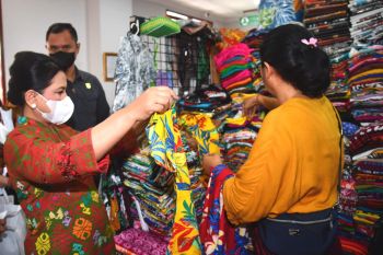 Ibu Negara Iriana Jokowi borong produk lokal di Pasar Sukawati