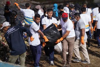 Bersama KLHK, ribuan pegawai PLN group bersihkan pantai dan sungai