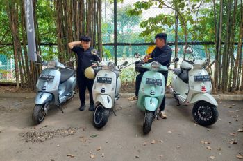 Bergaya dengan Vespa GTS, punya tiga varian