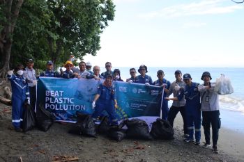 DSLNG Peringati Hari Lingkungan Hidup dengan aksi bersihkan sampah plastik