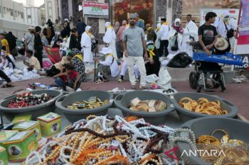Pasar dadakan di penginapan jamaah calon haji