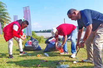 RAPP dan DLH Pelalawan bersih-bersih sampah plastik di Kuala Terusan