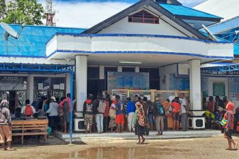 Pemkab Jayawijaya mendistribusi 1.000 KTP elektronik milik pelajar