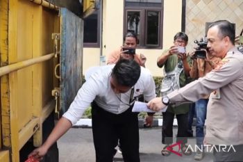 Selewengkan solar bersubsidi, polisi tangkap petugas SPBU dan sopir