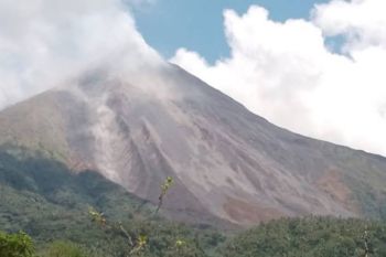 Pos PGA: Guguran lava Gunung Karangetang mengarah ke Kali Batuawang