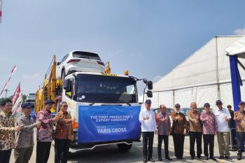 Menteri Perindustrian lepas ekspor perdana mobil hybrid Toyota