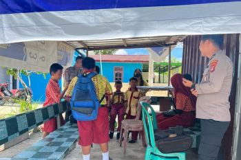 Berikan rasa aman, personel Polda Kaltara sambang siswa SD saat pulang sekolah