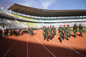 Penyisiran lapangan jelang Indonesia lawan Palestina