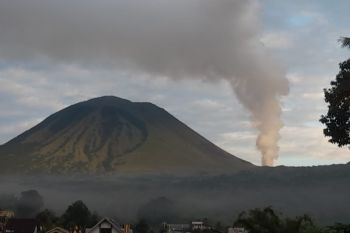 PVMBG imbau warga tidak dekati kawah Tompaluan Gunung Lokon