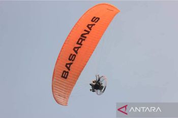 Basarnas Lampung terjunkan paramotor untuk pantau peserta WSL Krui Pro 2023