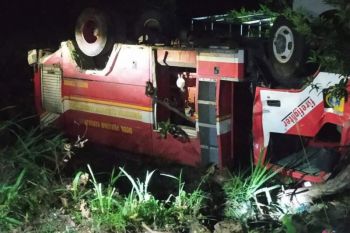Mobil Damkar terguling depan PTC Pancor Lombok Timur