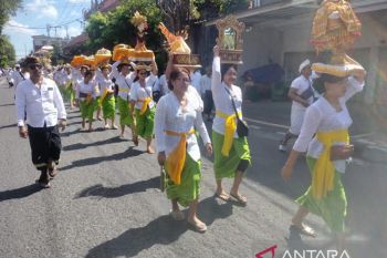 Rangkaian prosesi Pelebon Raja Denpasar IX diisi ritual Manah Toya Ning
