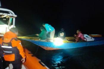 Basarnas evakuasi lima nelayan dari kapal mati mesin di perairan Wakatobi