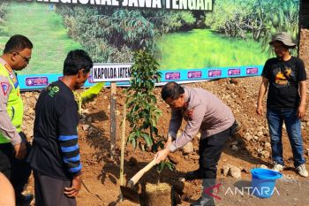 Polda Jateng tanami hutan di kawasan Ungaran Timur
