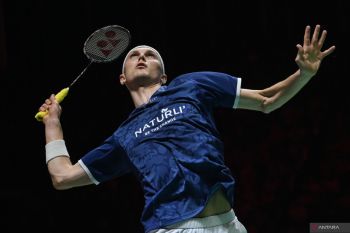 Viktor Axelsen gantung raket