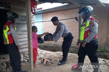 Tim Samapta Polres Pasaman Barat patroli daerah rawan pidana dan bagikan sembako