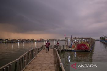 Kemah terapung Peran Saka