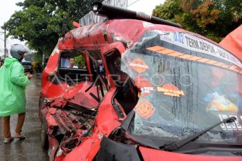 Angkot tertabrak KRL di Depok